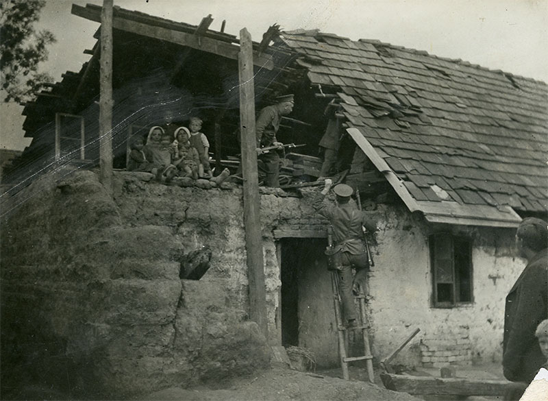 Razzia in einer Roma-Siedlung, 1930er-Jahre